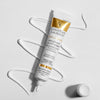 Goldene Anti-Aging-Infusionscreme unter Augen und auf Augenlider