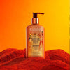 Goldener Body Shimmer mit Glitzerpartikeln
