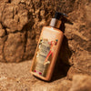 Goldener Body Shimmer mit Glitzerpartikeln